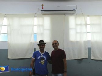 avalia o coordenador de programas e projetos do departamento pedagógico e representante da escola pousam ao lado do aparelho instalado em uma das oito salas.