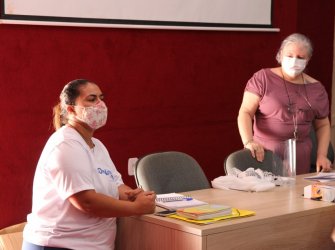 Coordenadora da Atenção Básica e fiscal da vigilância passam informações