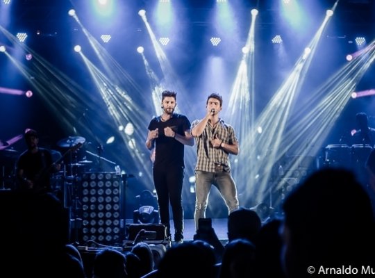 Dupla Munhoz e Mariano durante show.