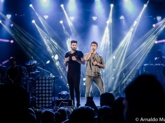 Dupla Munhoz e Mariano durante show.