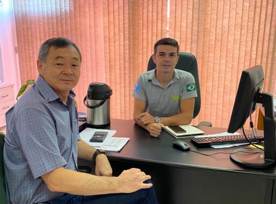 O prefeito Kazu Horii esteve com o chefe da divisão de desenvolvimento de projetos de assentamentos do Incra (Instituto Nacional de Colonização e Reforma Agrária) de Mato Grosso do Sul, Edson Chaparro.