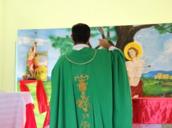 Padre celebrou missa e terços.