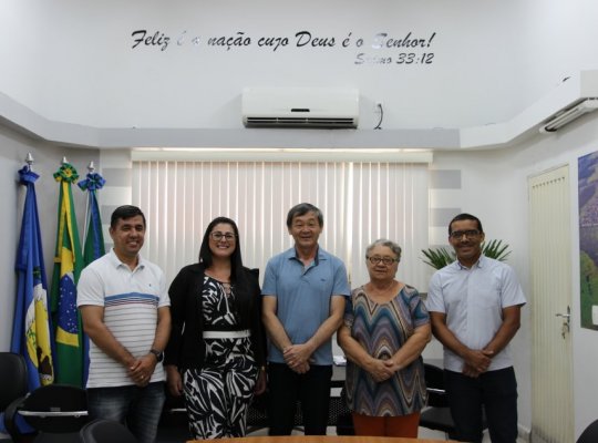 Prefeito e novos integrantes da equipe do secretariado municipal. 