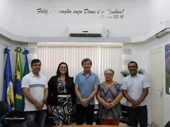 Prefeito e novos integrantes da equipe do secretariado municipal. 