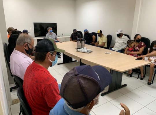 Prefeito em reunião com produtores do Assentamento Serro Alegre