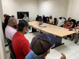 Prefeito em reunião com produtores do Assentamento Serro Alegre