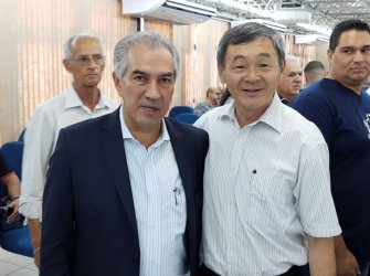 Prefeito Kazu e governador Reinaldo Azambuja.