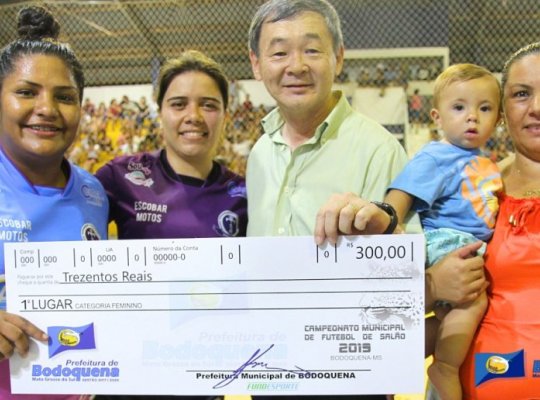 Prefeito Kazu Horii entrega premiação a equipe vencedora