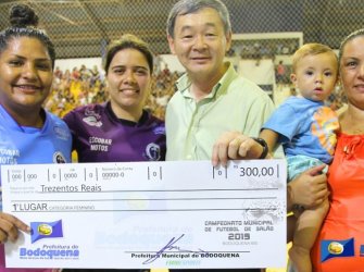 Prefeito Kazu Horii entrega premiação a equipe vencedora