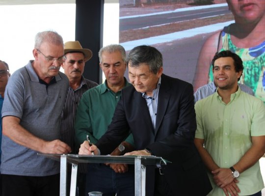 Prefeito Kazu, secretário e governador assinam autorização de repasse para reforma.