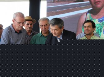 Prefeito Kazu, secretário e governador assinam autorização de repasse para reforma.