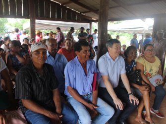 Prefeito participou da entrega, que aconteceu no assentamento.