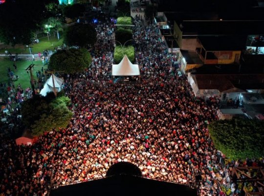 Público lotou a principal avenida de Bodoquena.